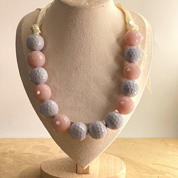 ✨ Mama Helen’s Handmade Rose Quartz Necklace – Faceted Ball & Ribbon Closure ✨ - Picture 1 of 2